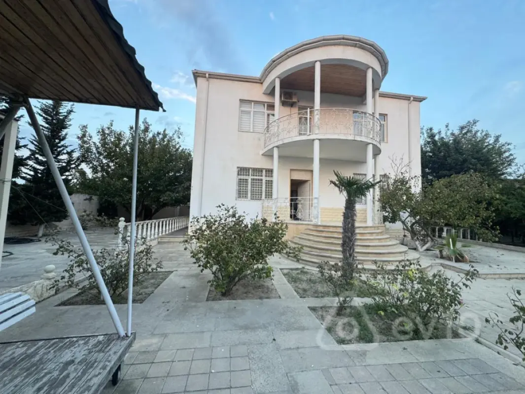 Satılır 6 otaqlı həyət evi 240 m²