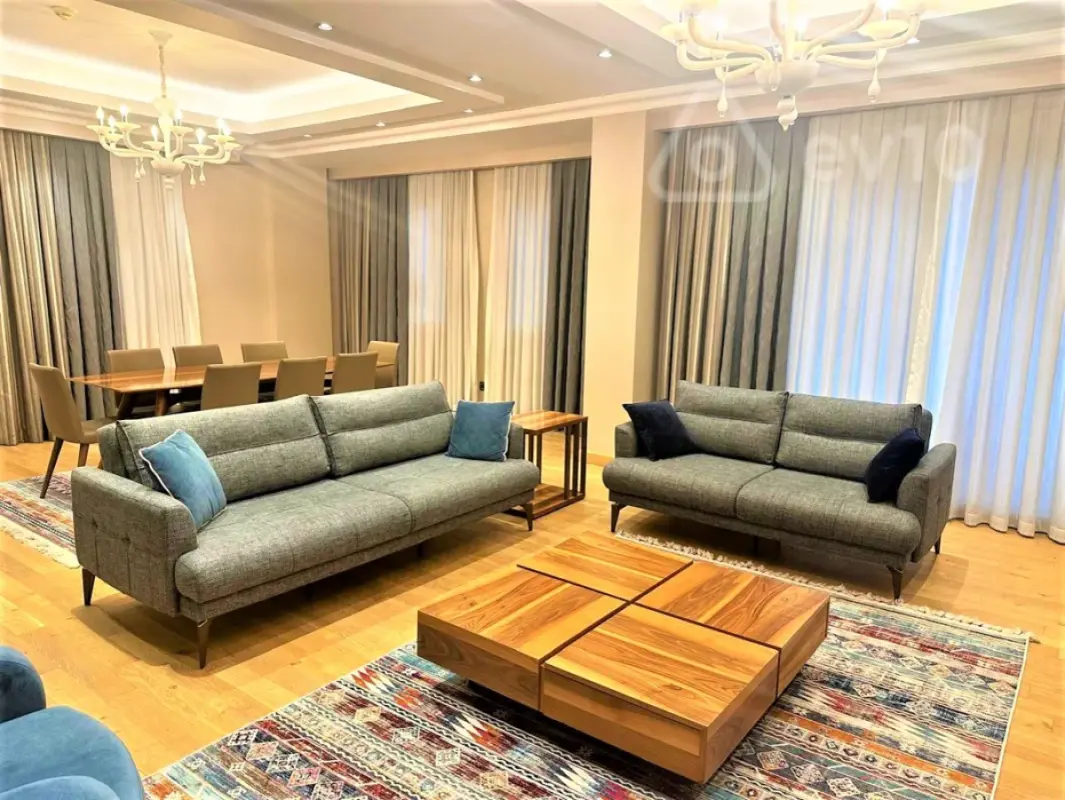 Kirayə verilir 5 otaqlı yeni tikili 300 m²