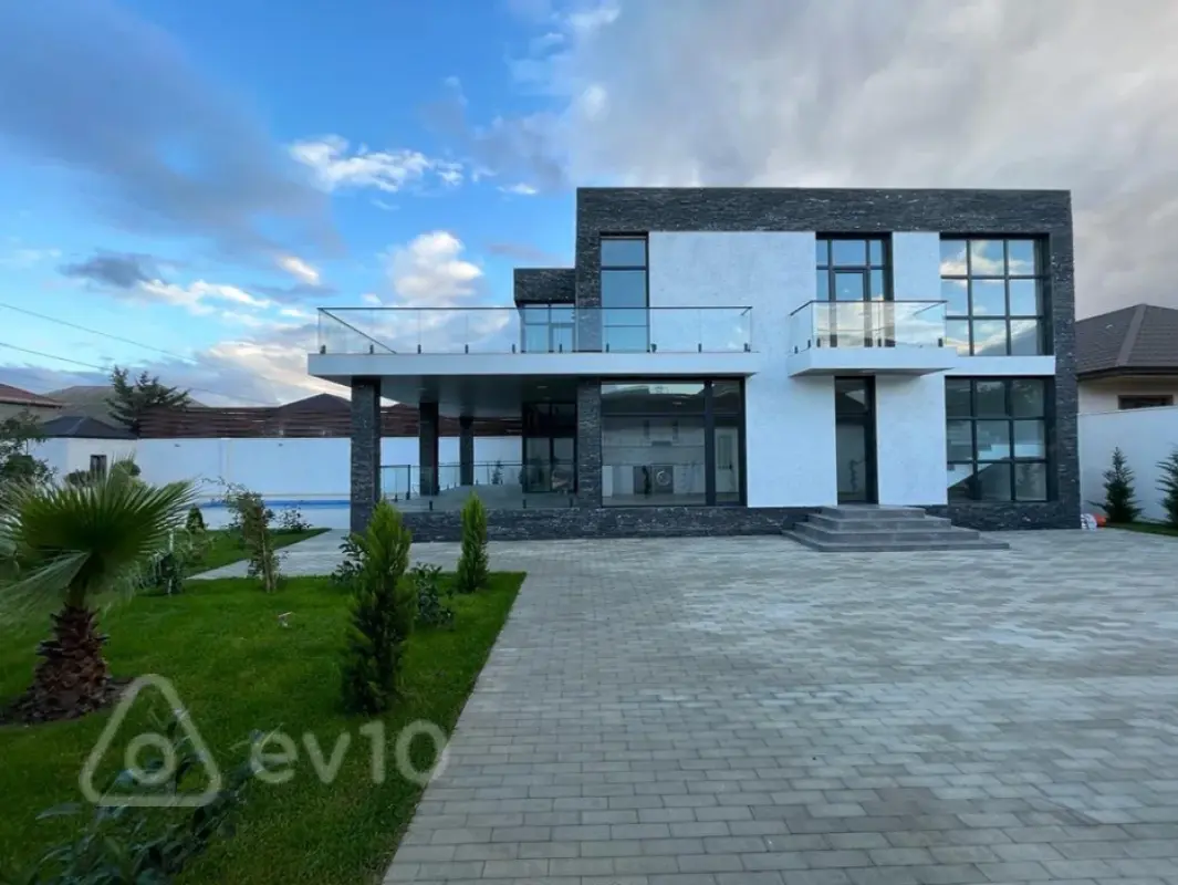 Satılır 5 otaqlı həyət evi 350 m²