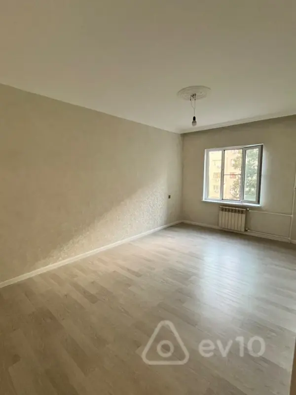 Satılır 2 otaqlı köhnə tikili 65 m²