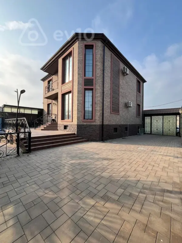 Satılır 6 otaqlı həyət evi 300 m²