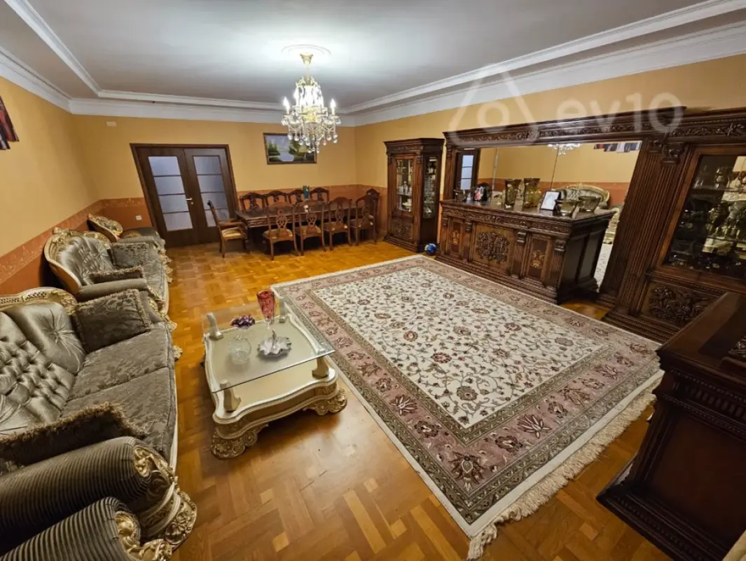Kirayə verilir 3 otaqlı köhnə tikili 150 m²