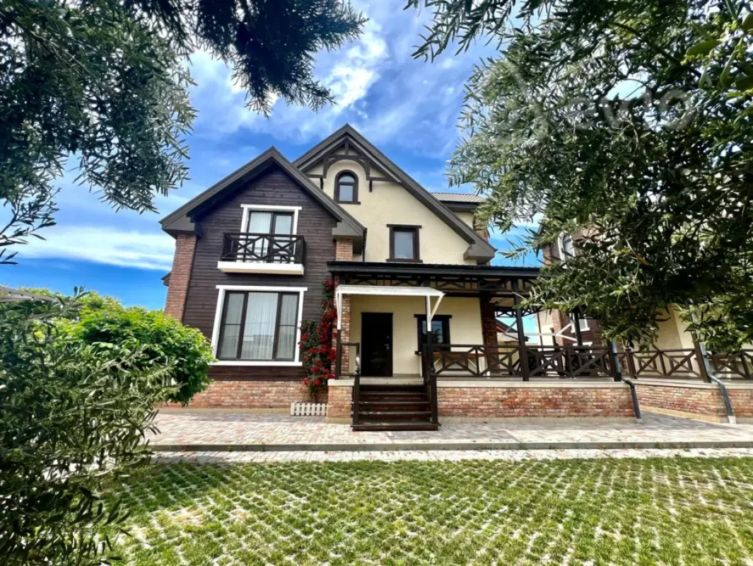 Satılır 10 otaqlı həyət evi 400 m²