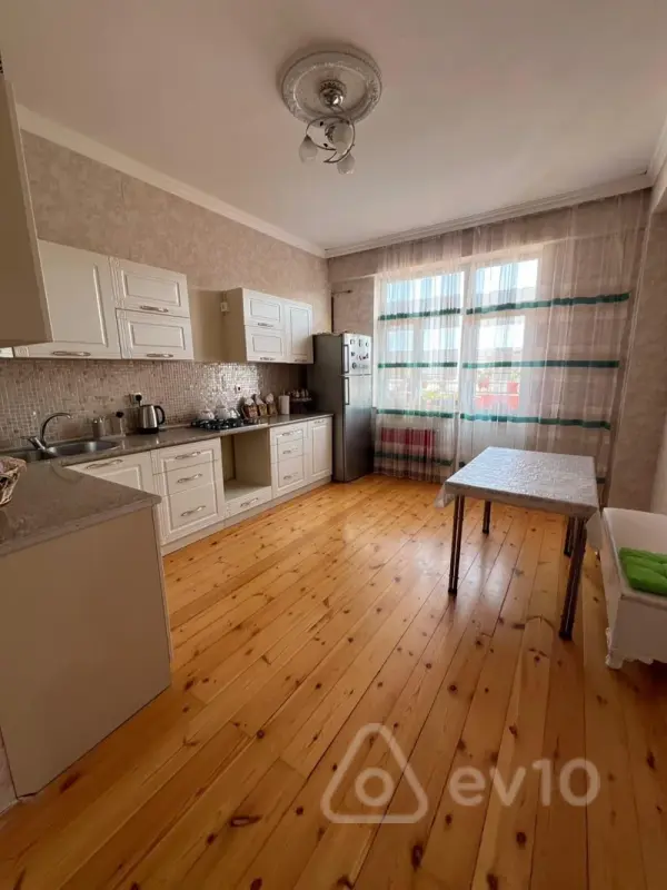 Kirayə verilir 2 otaqlı yeni tikili 15 m²