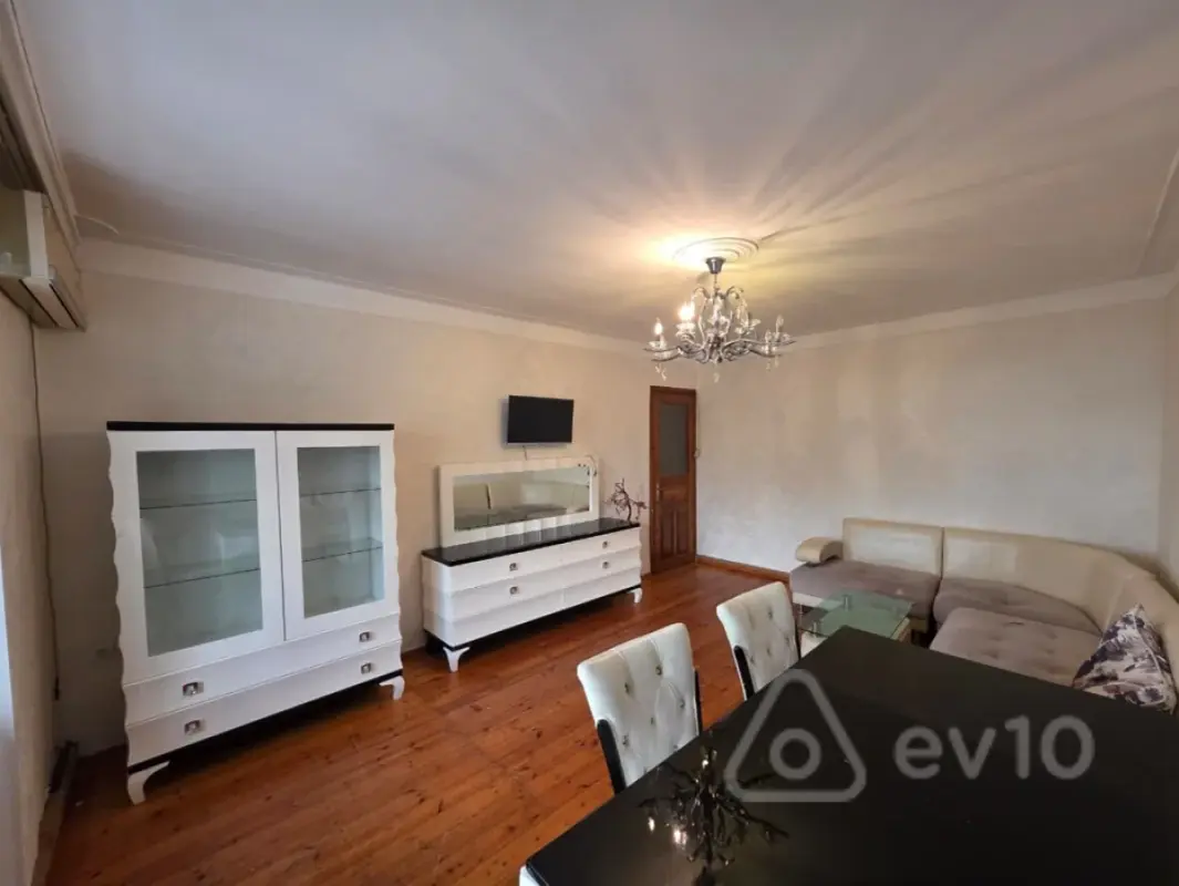 Kirayə verilir 2 otaqlı köhnə tikili 80 m²