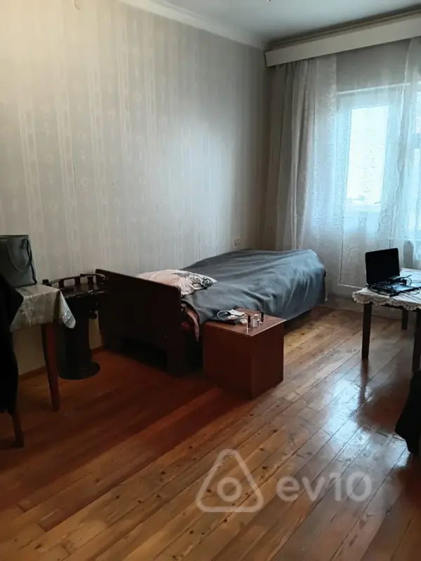 Kirayə verilir 4 otaqlı köhnə tikili 120 m²