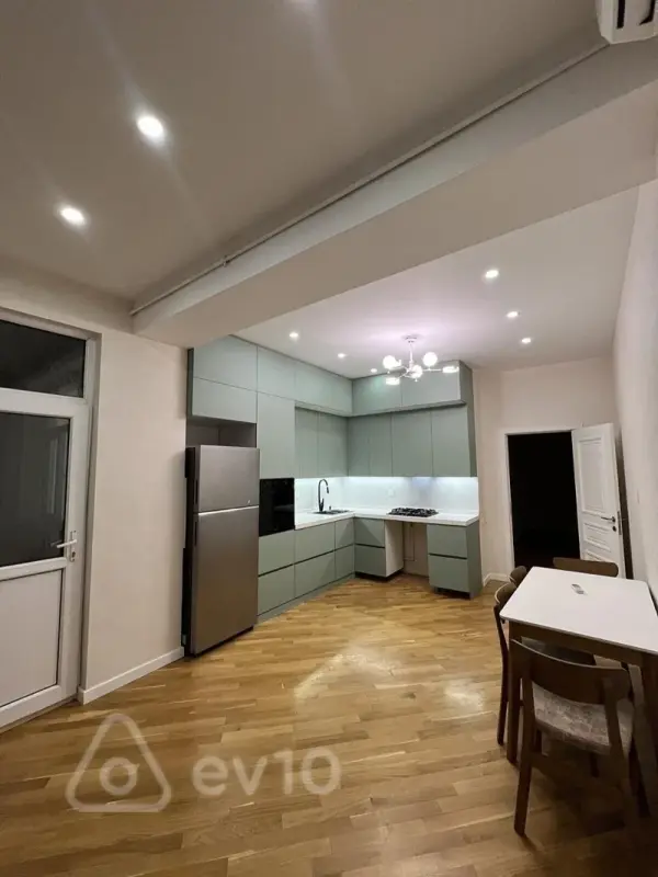 Kirayə verilir 3 otaqlı yeni tikili 135 m²