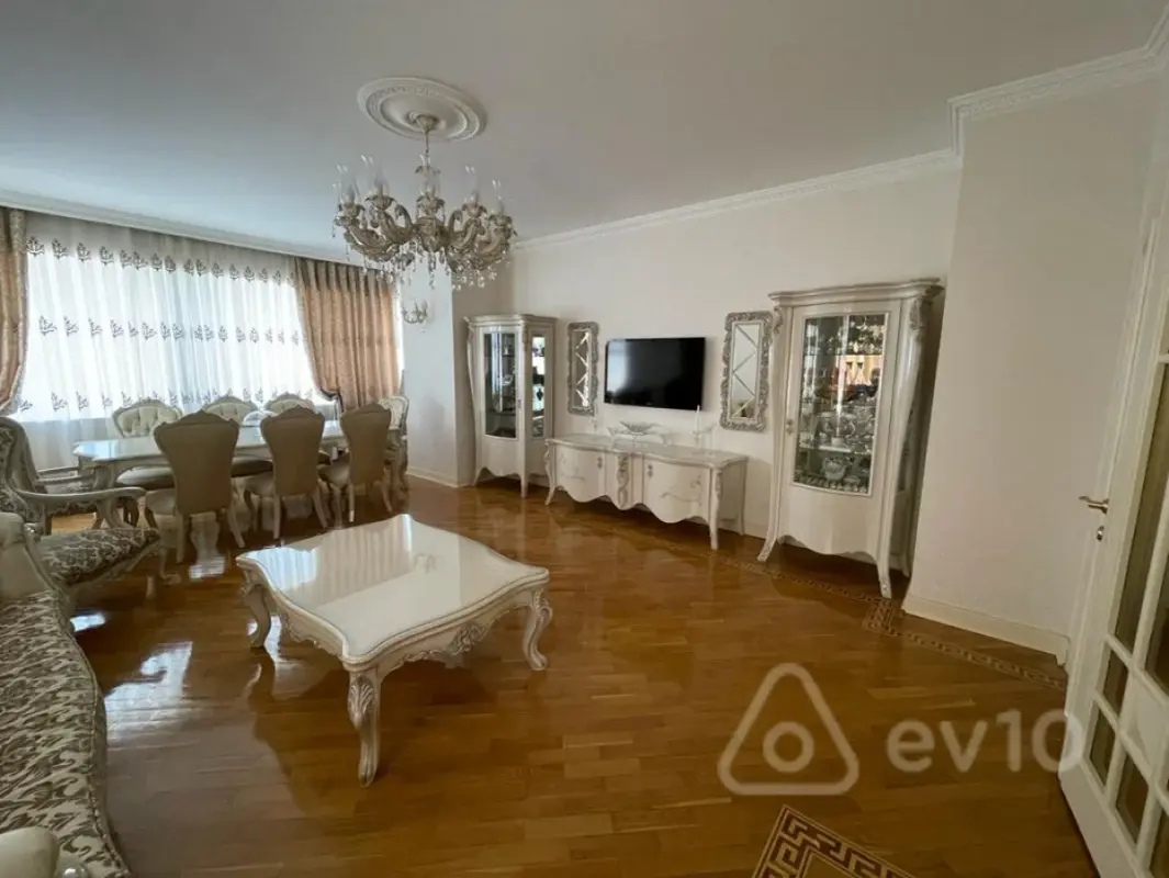 Kirayə verilir 3 otaqlı yeni tikili 135 m²