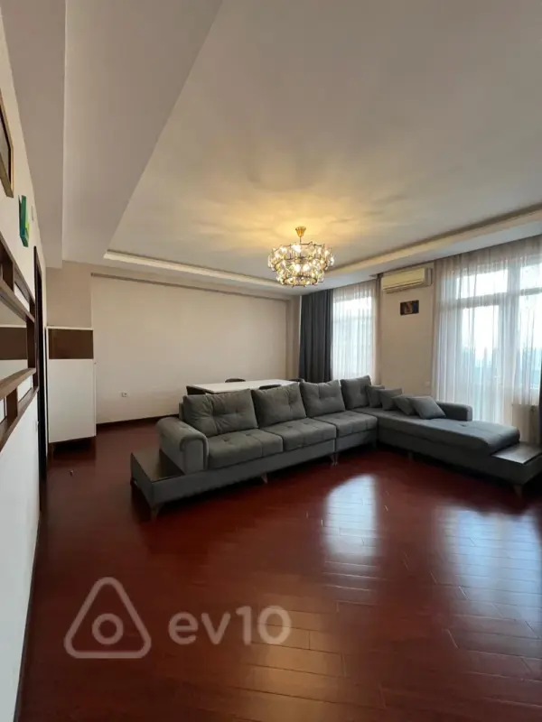 Kirayə verilir 3 otaqlı yeni tikili 130 m²