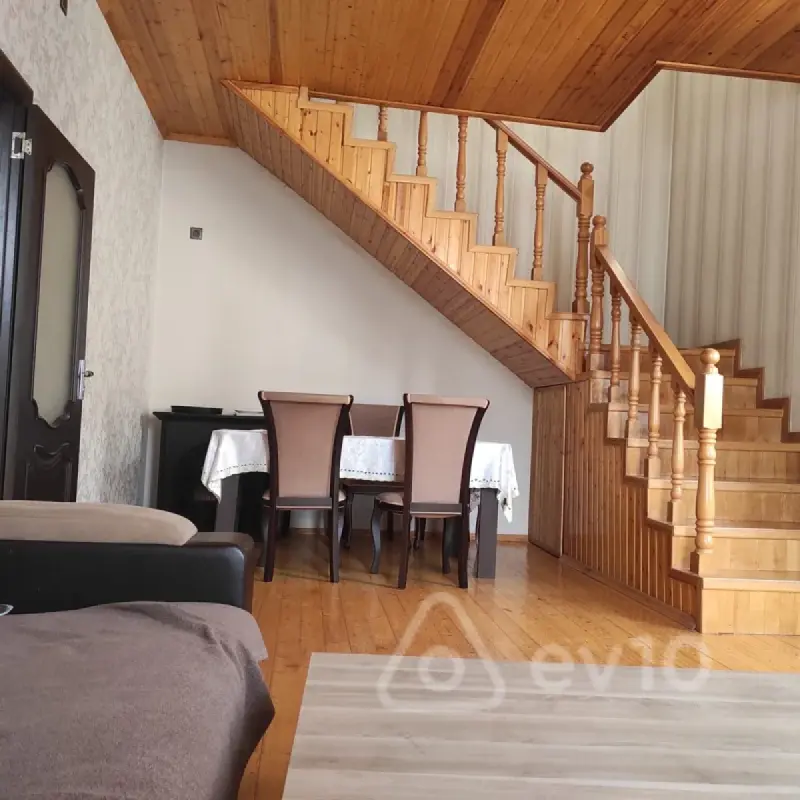 Kirayə verilir 4 otaqlı köhnə tikili 160 m²