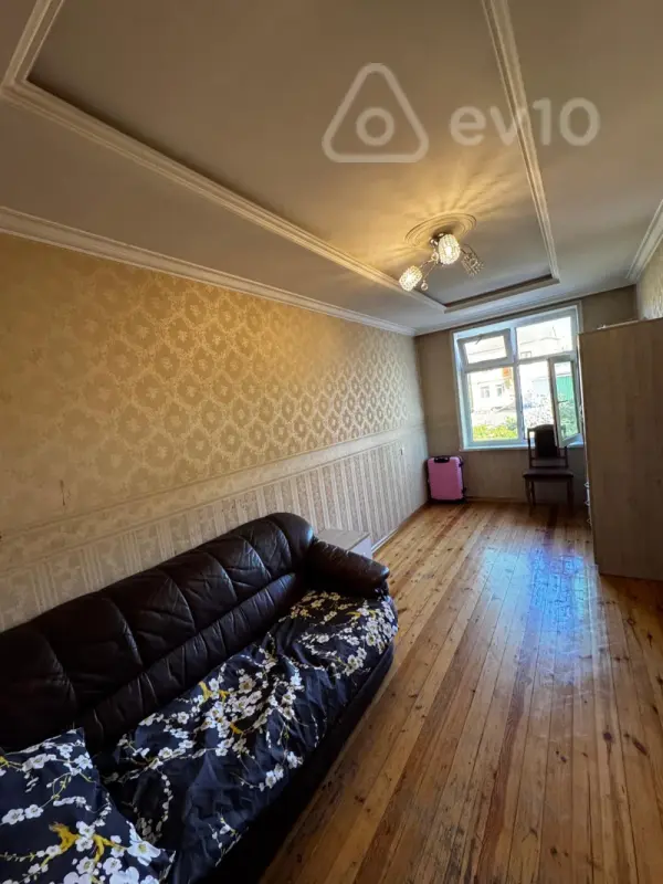 Kirayə verilir 3 otaqlı köhnə tikili 120 m²