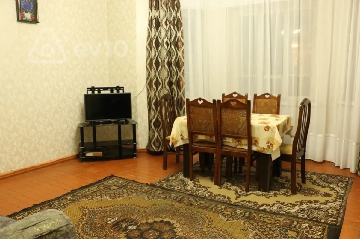 Kirayə verilir 2 otaqlı köhnə tikili 55 m²