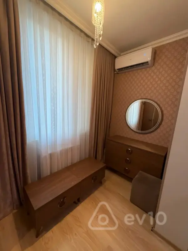 Satılır 2 otaqlı köhnə tikili 60 m²