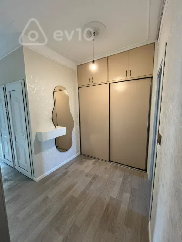 Satılır 2 otaqlı köhnə tikili 65 m²