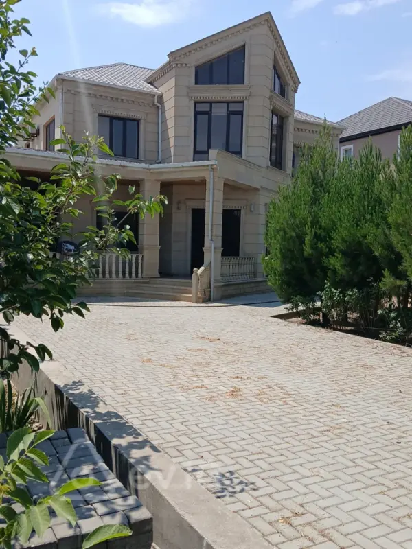 Satılır 9 otaqlı həyət evi 300 m²