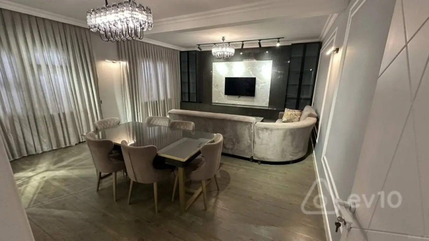 Satılır 5 otaqlı köhnə tikili 130 m²