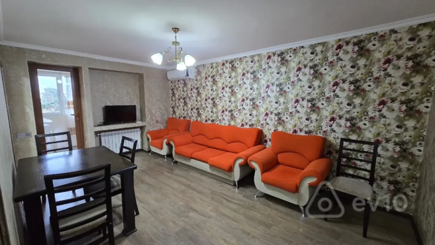 Kirayə verilir 2 otaqlı köhnə tikili 74 m²