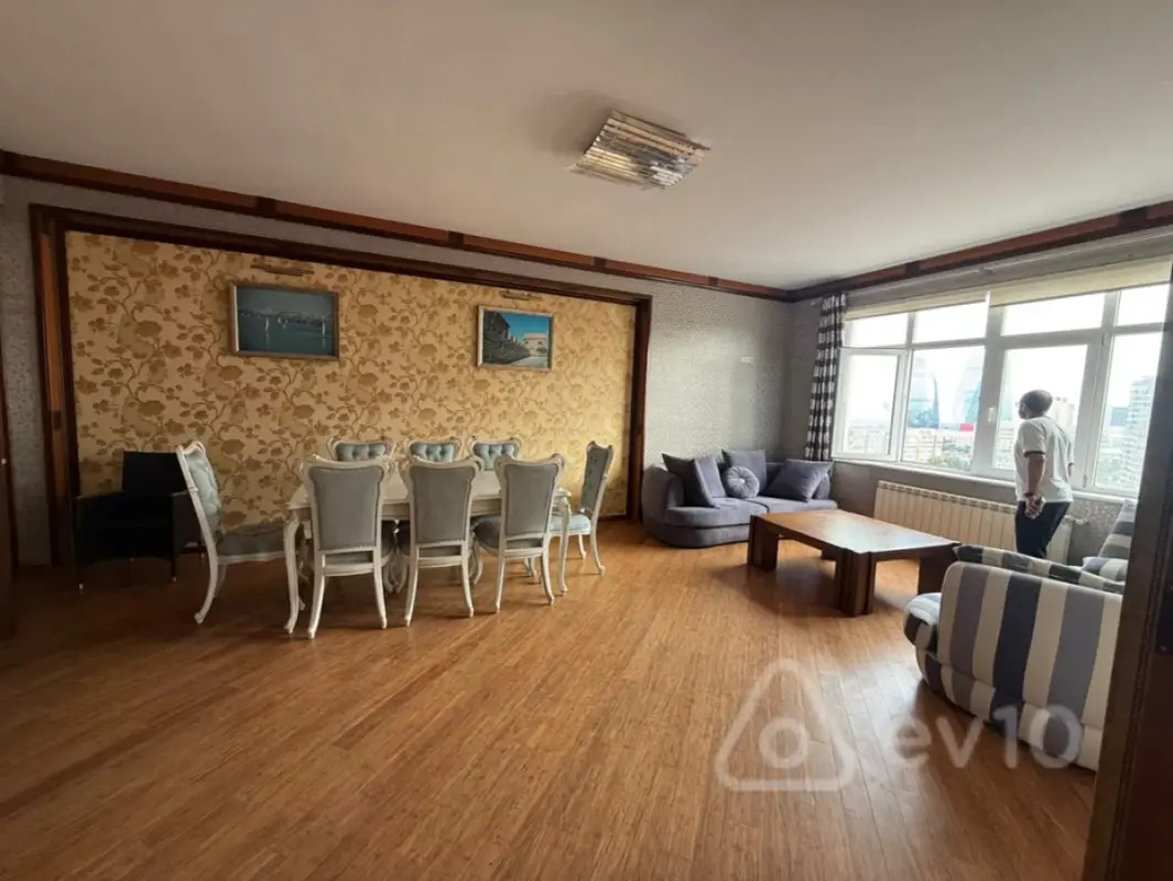 Kirayə verilir 4 otaqlı yeni tikili 200 m²