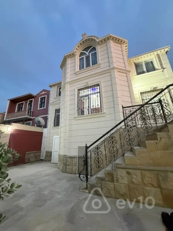 Satılır 7 otaqlı həyət evi 240 m²