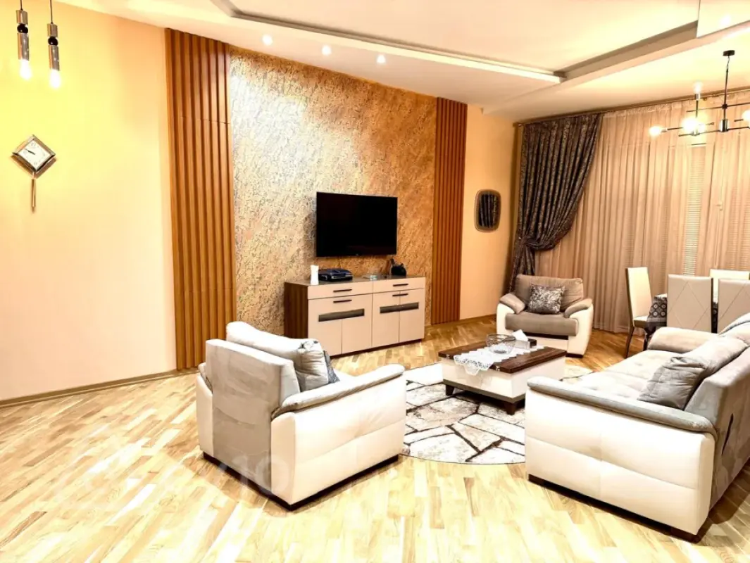 Kirayə verilir 3 otaqlı yeni tikili 140 m²