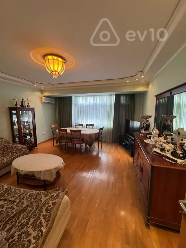 Satılır 4 otaqlı köhnə tikili 130 m²