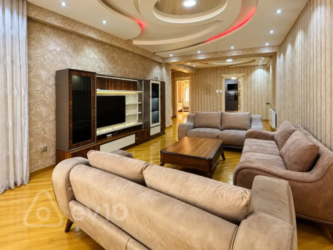 Satılır 3 otaqlı yeni tikili 140 m²