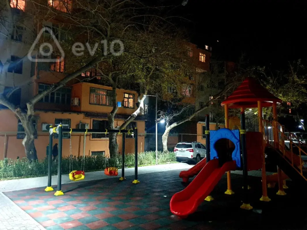 Kirayə verilir 3 otaqlı köhnə tikili 150 m²