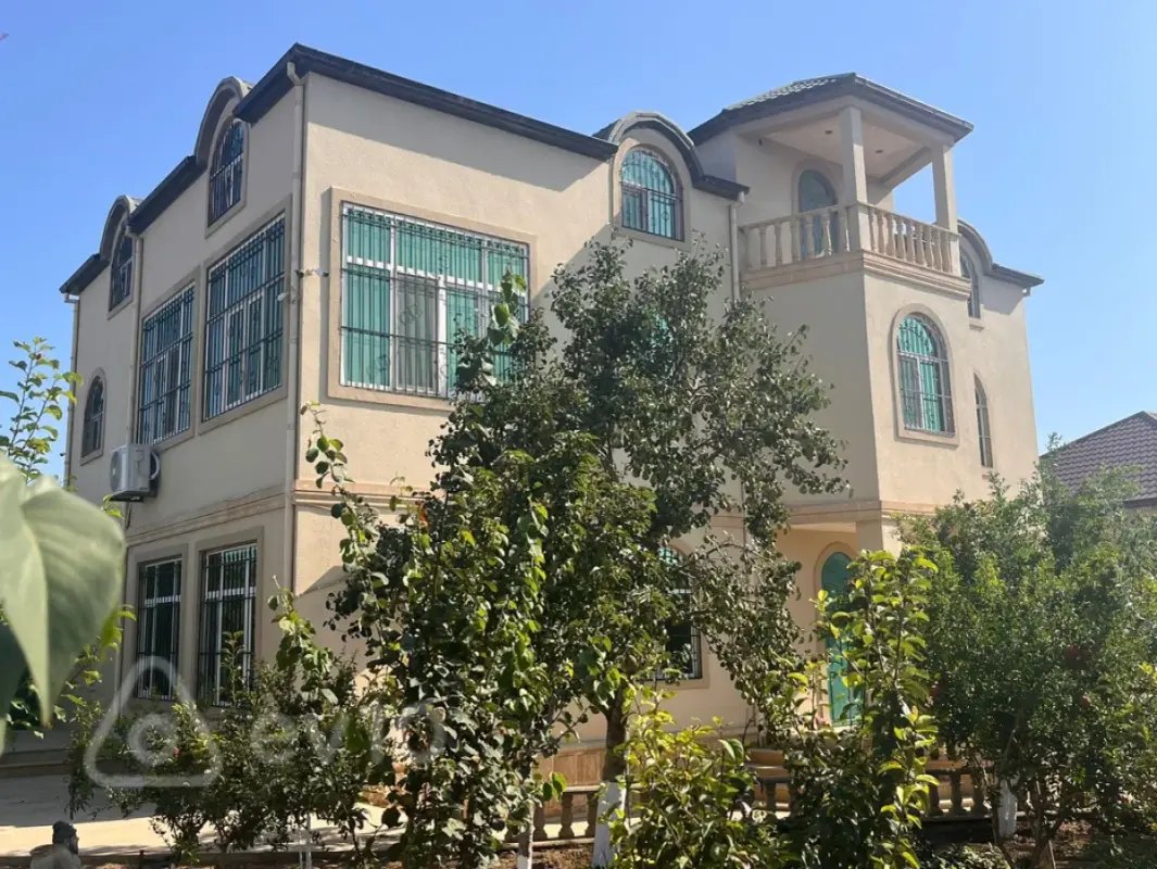 Satılır 8 otaqlı həyət evi 450 m²