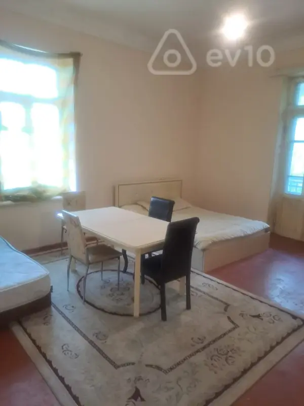 Kirayə verilir 2 otaqlı köhnə tikili 60 m²