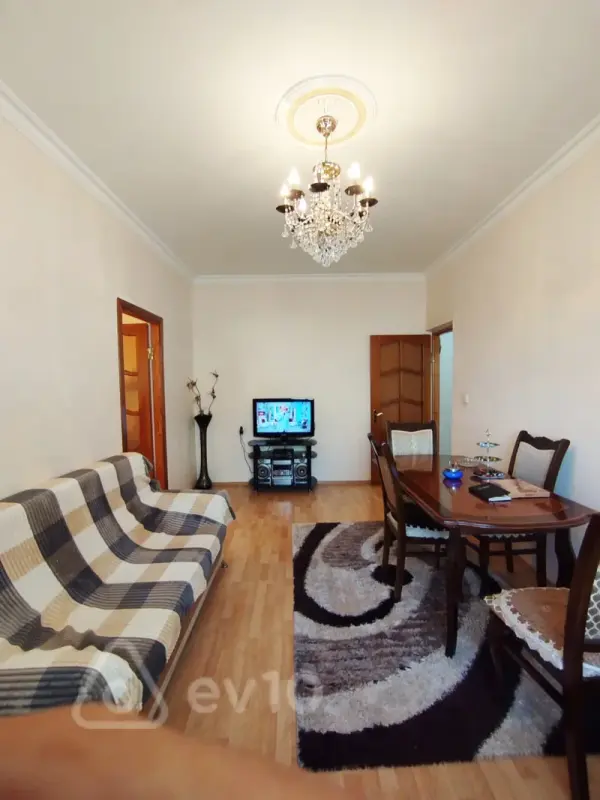 Satılır 4 otaqlı köhnə tikili 105 m²