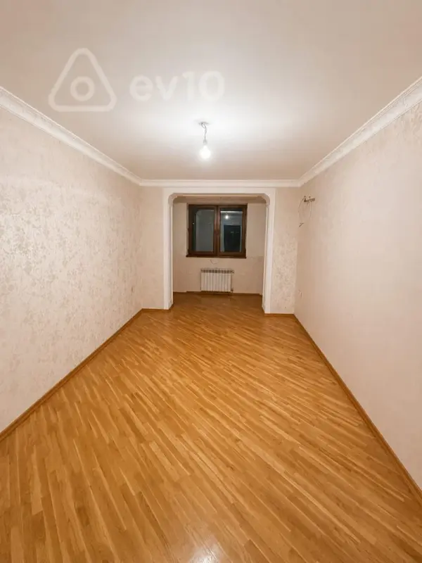 Satılır 4 otaqlı köhnə tikili 100 m²