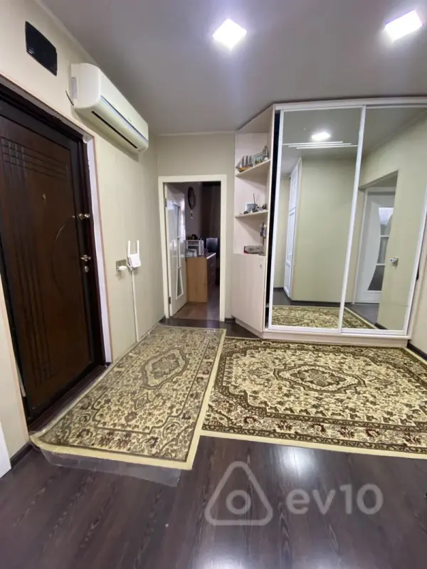 Satılır 5 otaqlı köhnə tikili 130 m²