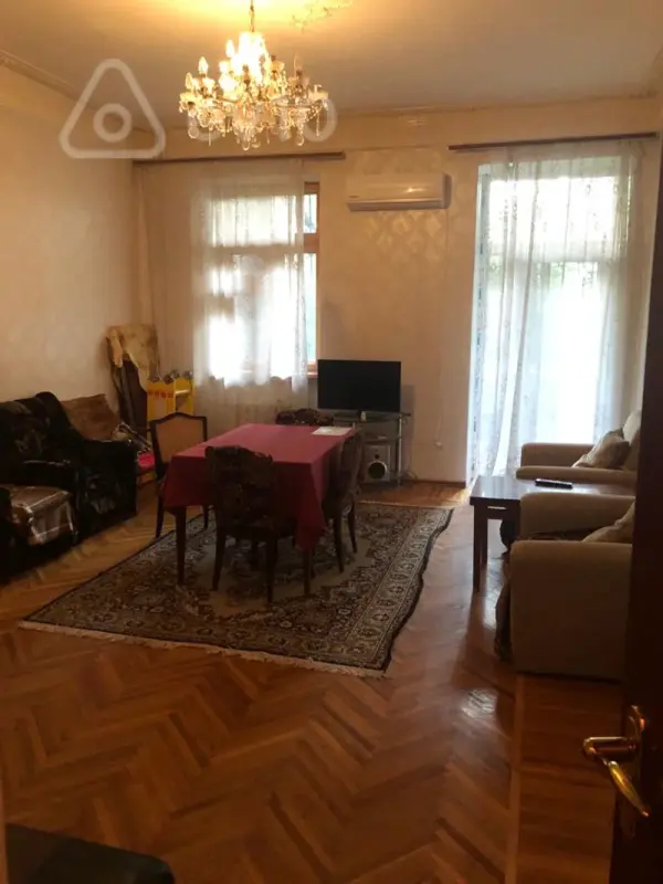 Kirayə verilir 3 otaqlı köhnə tikili 1000 m²
