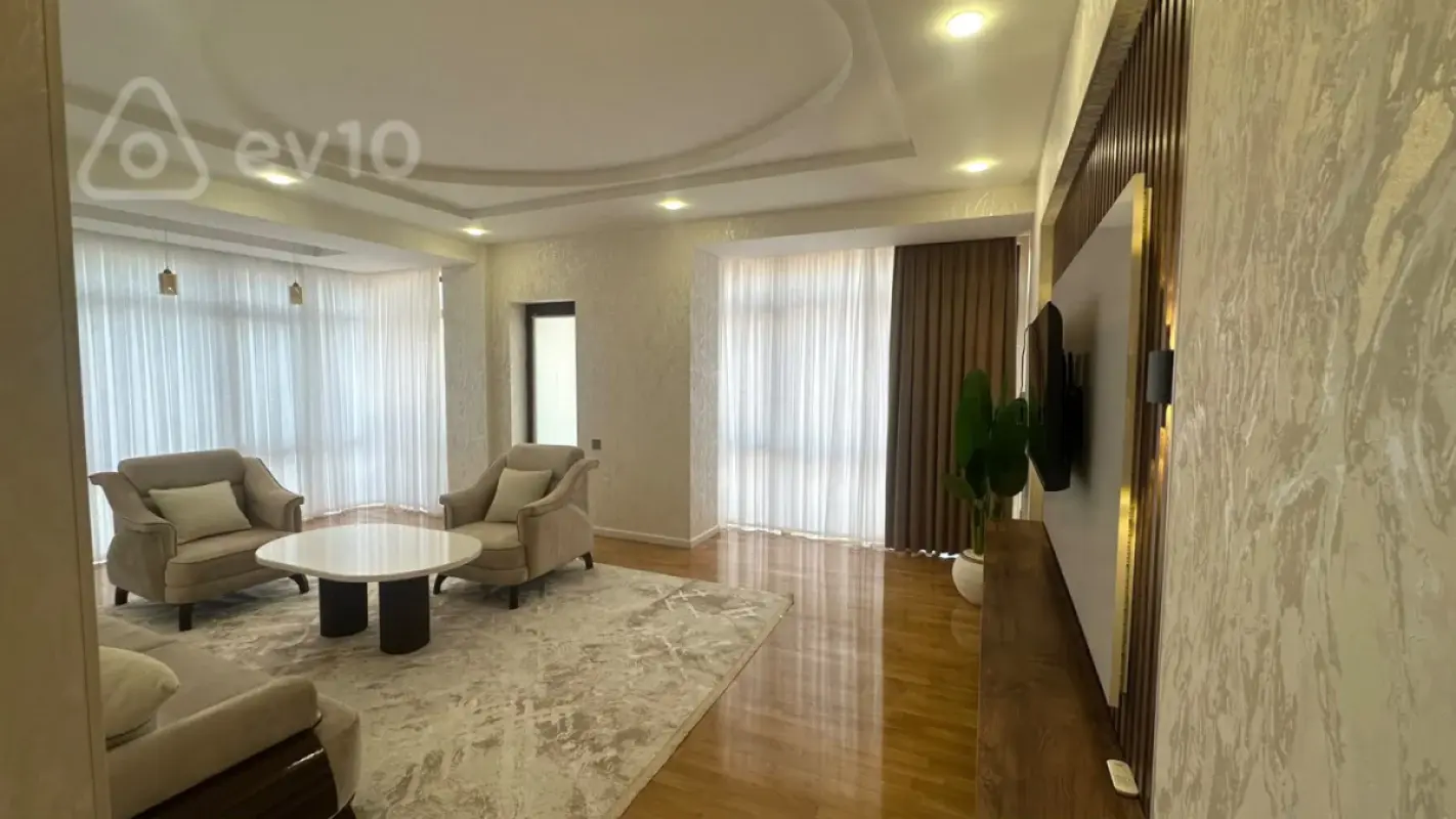 Kirayə verilir 4 otaqlı yeni tikili 170 m²