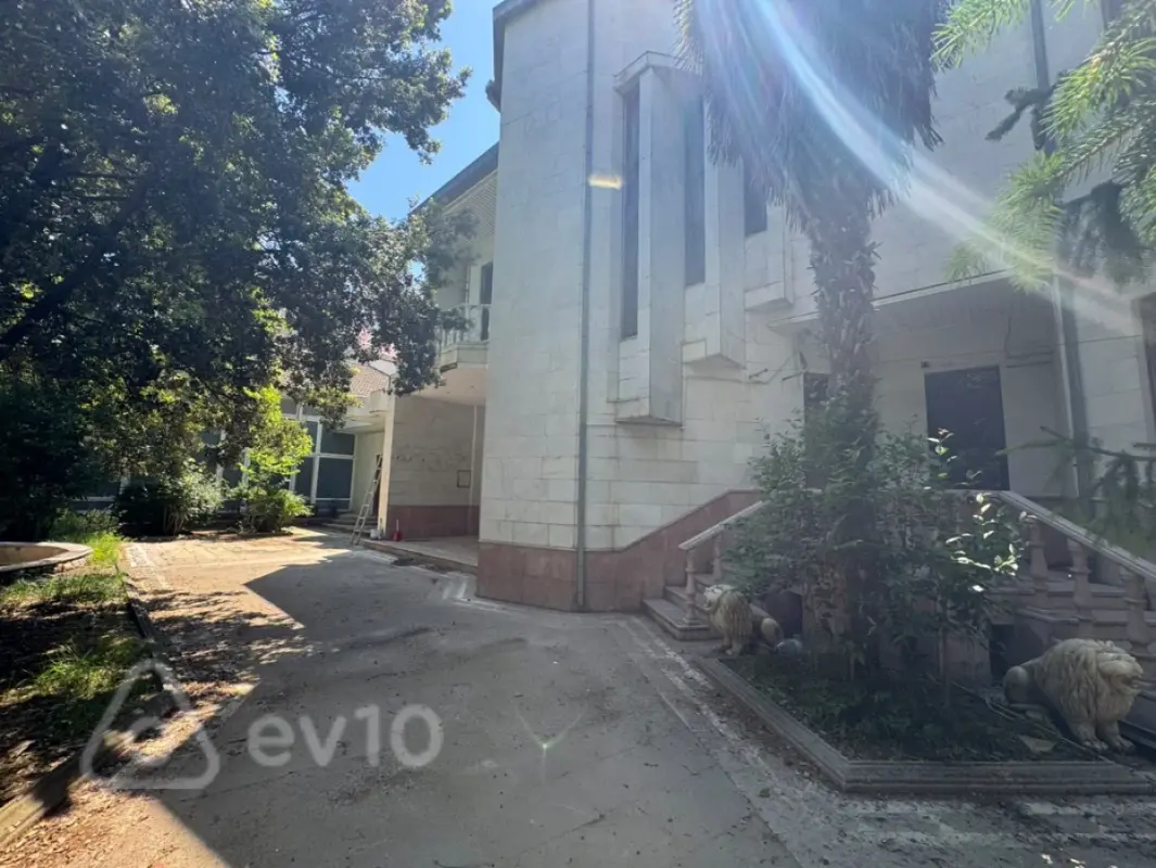 Kirayə verilir 8 otaqlı həyət evi 450 m²
