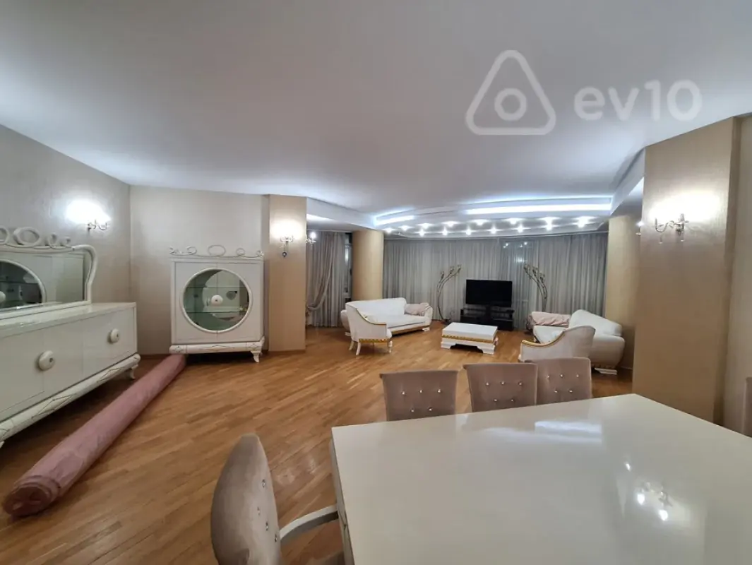 Kirayə verilir 4 otaqlı yeni tikili 200 m²