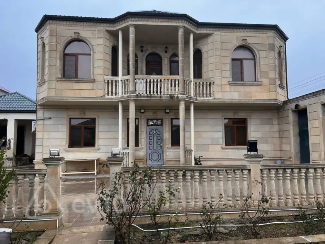 Satılır 6 otaqlı həyət evi 280 m²