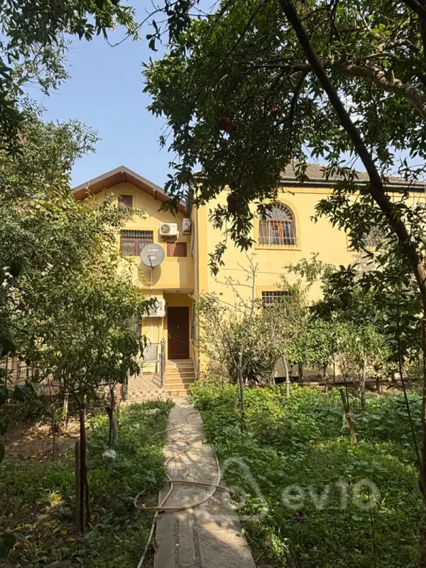 Satılır 7 otaqlı həyət evi 300 m²
