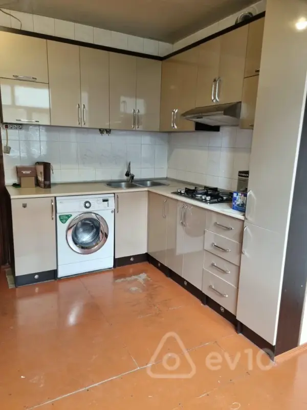 Kirayə verilir 2 otaqlı köhnə tikili 60 m²
