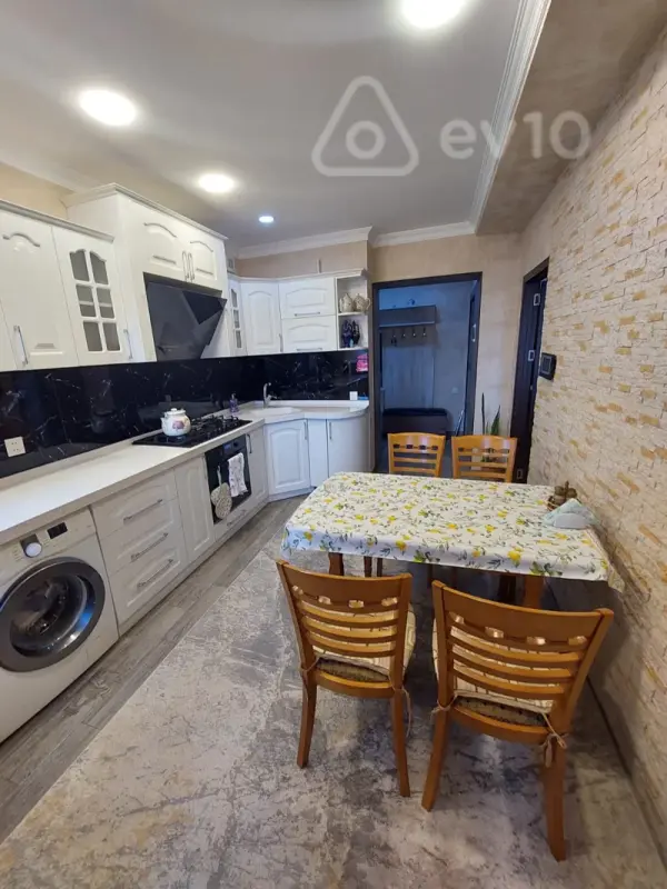 Satılır 4 otaqlı köhnə tikili 120 m²
