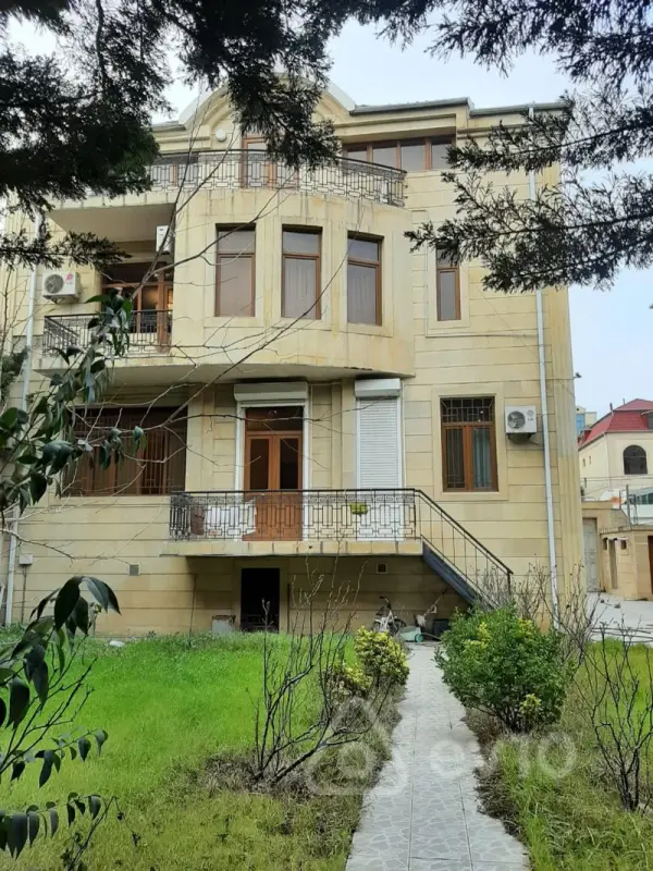 Satılır 10 otaqlı həyət evi 650 m²