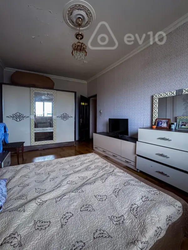 Satılır 4 otaqlı köhnə tikili 100 m²
