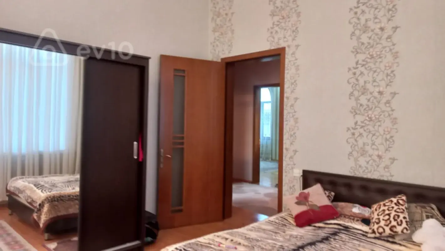 Satılır 6 otaqlı həyət evi 334 m²