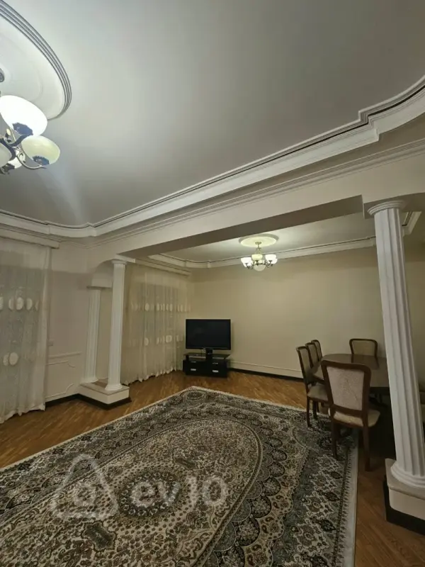 Kirayə verilir 5 otaqlı köhnə tikili 150 m²