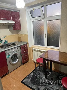 Kirayə verilir 2 otaqlı köhnə tikili 65 m²