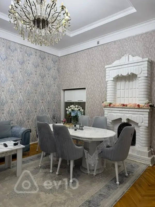 Satılır 4 otaqlı köhnə tikili 150 m²