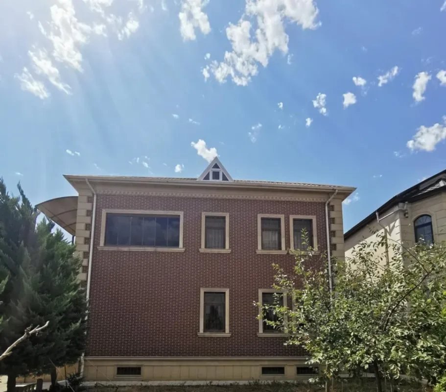 Satılır 6 otaqlı həyət evi 300 m²
