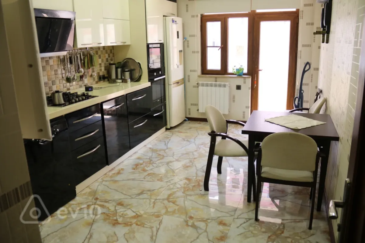 Satılır 3 otaqlı yeni tikili 130 m²