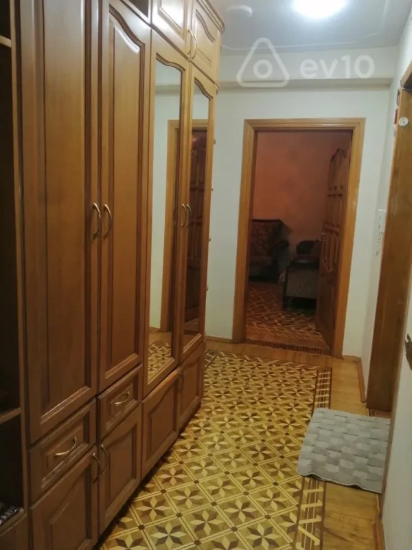 Kirayə verilir 2 otaqlı köhnə tikili 65 m²