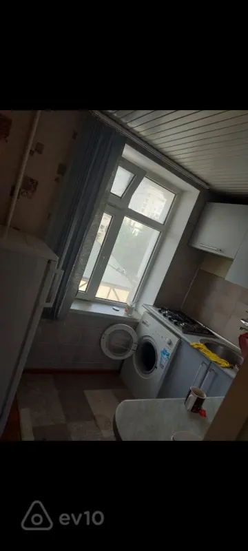 Kirayə verilir 2 otaqlı köhnə tikili 65 m²